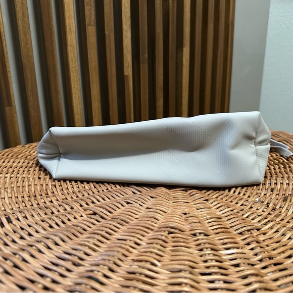 NWOT Burberry Beige Quilted Pattern Makeup Cosmetic Travel Bag Pouch - Picture 5 of 6